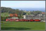 R5150 mit BDeh 3/6 25 + Velowagen +3 Sommerwagen verlsst Heiden Richtung Rorschach. Dank des Fhns ist der Bodensee und Baden Wrttemberg gut zu sehen. (04.10.2010)