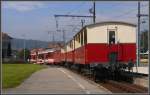 Der Regionalzug aus Rorschach Hafen mit BDeh 3/6 25, dem Velowagen und drei Sommerwagen fhrt in Heiden ein.