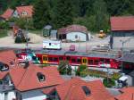 BDeh 3/6 von Stadler Rail der Rorschach-Heiden-Bergbahn im Endbahnhof Heiden, fotografiert vom Kirchturm.