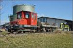 Schienentraktor Spitzmaus.

Schienentraktor Tm I Nr. 477 hat eine neue Arbeitsstelle gefunden. Vor dem Verlad nach Sargans gab es noch einen Fototermin... auf einer Wiese am Ende eines Industriegleises in Frauenfeld, wo er bisher mit einem deutlich älteren Güterwagen sein Dasein fristete. Um den Erhalt kümmert sich IG Schiene Schweiz. Februar 2014.

Schienentraktor Tm I Nr. 477 der SBB
Baujahr 1964 bei Robert Aebi in Regensdorf/ZH
Gewicht 13 t
LüP 5,19 m
Motor KHD 90 PS
Höchstgeschwindigkeit 50 km/h /geschleppt 70 km/h

Güterwagen M4 Nr. 257 der RHB (Rorschach-Heiden-Bahn)
Baujahr 1898 in Monçeau