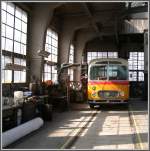 Statt Lokomotiven werden jetzt Oldtimer Postautos im alten Depot Heiden hinterstellt.