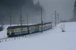 Aus dem sonnigen Grindelwald verschwindet ein Zug der BOB in den dicken Nebel der Tallagen; 16.12.2008