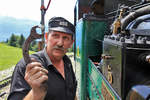 BRB-Dampflokführer Kurt Amacher zeigt wie oft mit seinem Schalk den speziell geformten Schraubenschlüssel Marke BRB.