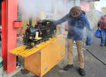 BRB-Saisonschluss:  7 1/4 -Modell Dampflok  Eiger  im Bild mit Erbauer Christoph Flühmann, der die Lok heizt, um damit den Kaffee zu kochen...