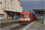 Sieht aus wie neu: der BLS / CJ RBDe 566 221 in Porrentruy vor dem schön gepflegten Bahnhofsgebäude.