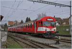 In Bonfol wartet der BLS RBDe 4/4 I mit seinem ABt als Regionalzug N° 26443 nach Porrentry auf seine Abfahrt.