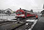 Triebwagen 222 + Steuerwagen ABt 922 mit Wagenführer im winterlichen Bonfol.