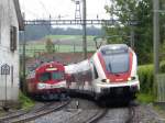 CJ / SBB - Gleichzeitige einfahrt des Triebwagen RBDe 4/4 566 222-6 und Triebzuges RABe 522 208 in dem Bahnhof von Porrentruy am 13.08.2014