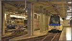 Verschiedene Fahrzeuge sind im grosszügig angelegten unterirdischem Bahnhof Locarno FART abgestellt.