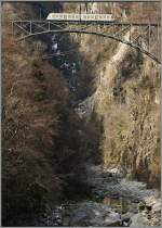 Die 132 Meter lange Isorno Brücke bei Intragna aus zwei verschiedenen Perspektiven: Auf diesem Bild vom tief eingeschnitten Tal aus; wobei die knapp nicht zu sehende Strassenbrücke kaum