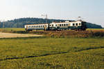 CHEMINS DE FER FRIBOURGEOIS GRUYERE - FRIBOURG - MORAT/GFM.
ERINNERUNGEN AN DIE GRÜNE EPOCHE DER STRECKE FRIBOURG - MORAT - ANET.
Zur Zeit als diese Aufnahmen entstanden sind, waren die neuen RABDe 4/4 171 bis 172 sowie einige ABDe 4/4, B und Bt schon mit dem neuen Anstrich hellgrau/orange im Betrieb.
Für den Bahnfotografen waren somit stilreine grüne Zugskompositionen ein Glücksfall.
Regionalzug bei Courtepin am 6. Juli 1985.
Foto: Walter Ruetsch
