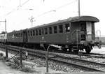 CHEMINS DE FER FRIBOURGEOIS GRUYERE - FRIBOURG - MORAT/GFM.
Die beiden Exoten Bi 343 und Bi 341 die bei der GFM ihr Gnadenbrot verdienten.
Die ehemaligen schweren SBB Stahlwagen wurden im August 1986 in Ins verewigt.
Sie stammen aus dem Jahre 1909 und wurden in der SBB HW Zürich während den Jahren 1949 bis 1953 umgebaut. 
Nach der Ausrangierung bei der SBB haben auch EBT, VHB und SMB Wagen dieser Bauart übernommen als Ersatz für die letzten Holzkastenwagen.
Foto: Walter Ruetsch