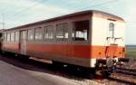 Personenwagen 2 Kl B 351 der GFM ( Heute tpf )im Orangen Farbkleid im Bahnhofsareal von INS BN im Juni 1984