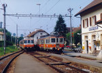 TPF/GFM: Seltene Begegnung eines RBDe-Pendelzuges auf der Fahrt nach Fribourg mit dem abgestellten ABDe 4/4 164 in Belfaux-Village Ende der 80-iger Jahre.