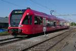 Farbige GTW der Thurbo (||) - Einfahrt von RABe 526 779-4 in den Bahnhof Tägerwilen-Gottlieben, der am 29.04.2017 unterwegs ist als S8 23874 von Schaffhausen nach St.