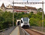 .THURBO Stadler GTW 2/6 (RABe 526) 787-7 hat den Tunnel unter dem Schloss Laufen verlassen und f�hrt �ber die Br�cke am Rheinfall der Haltestelle Neuhausen entgegen.