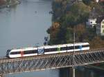 Ein GTW richtung Stein am Rhein f�hrt �ber der Rheinbr�cke in Schaffhausen am 13/10/08.