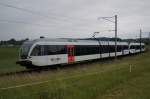 RABe 526 705-9 und RABe 526 734-4 n�hern sich am 3.6.11 Andelfingen.