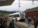 Der RABe 526 786-9 ''Bad Zurzach'' k�mpft sich am 14.10.2012 durch die Menschenmassen von Bauma.