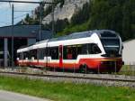 trn - Triebzug RABe 527 331-3 hinter dem Depot in Fleurier am 01.08.2011