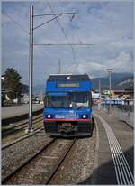 Der ex CEV Be 2/6 7004  Montreux  zeigt sich als MIB Be 2/6 N° 13 in einem wunderschönen, einladenden blauen Farbkleid am Bahnsteig in Meiringen und wartet auf die Abfahrt nach