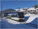 Die Ge 4/4 8002 verlässt mit dem MOB GoldenPass Belle Epoque Zug 2214 auf seiner Fahrt von Montreux nach Zweisimmen dem Bahnhof von Rougemont.