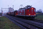 VON KALLNACH NACH TSCHECHIEN.
Bahnmuseum Kerzers:
Am 11. Dezember 2017 haben zwei Speisewagen ehemals OeBB/SBB und ein G-Wagen ehemals OeBB/BLS das Bahnmuseum Kerzers verlassen. Die Aussortierung dieser Wagen aus der umfangreichen Sammlung erforderte mehrere Rangierfahrten mit der Re 4/4 I 10009 und dem Tm 65. Erst am späten Abend, bereits bei Dunkelheit stand der Überführungszug für die erste Fahrt bis Olten Hammer in Kallnach zur Abfahrt bereit. Nach einer Fahrt von mehreren Tagen sind die drei Wagen inzwischen ohne Zwischenfälle an ihrem Zielort in Tschechien angekommen.

Die Überführung erfolgte über folgende Route:

Kallnach-Lyss-Biel-Olten-Basel-Konstanz-Singen-Tuttlingen-Ulm-Donauwörth-Treuchlingen-Nürnberg-Hersbruck-Kirchenlaibach-Marktrewitz-Cheb(Eger)-Karlovy Vary(Karlsbad)-

Chomutov(Kommotau)-Most(Brüx)-Teplice(Teplit)-Usti nad Labem(Aussig a. d. Elbe)- hier wurden die Verzollt- dann Litomerice unt.Bhf.- Nymburk-

Velky Osek- Hradec Kralove(Königsgraz)

 
Leider war am 11. Dezember 2017 das Wetter sehr schlecht. Trotz den starken Regenfällen versuchte ich dieses einmalige Ereignis zu dokumentieren.
Foto: Walter Ruetsch  