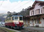 Die Re 4/4 11393 (Re 421 393-0) der IRSI (Transrail) im TEE-Kleid auf ihrer ersten Fahrt nach Balsthal, an ihren vorübergehenden Standort bei der OeBB.