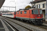 Verein Depot und Schienenfahrzeuge Koblenz (DSF).
Oensingen Balsthal Bahn (OeBB).
Am 17. Oktober 2020 wurde mit der DSF Re 4/4 II 11173, ehemals SBB, der DSF RBDe 566-Pendel, ehemals SOB, von Koblenz nach Oensingen überführt wo er bei der OeBB als eiserne Reserve zum Einsatz gelangt.
Der nicht alltägliche Zug wurde bei und kurz nach der Einfahrt in dem Bahnhof Oensingen fotografiert.
Foto: Walter Ruetsch