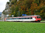 Verein Depot und Schienenfahrzeuge Koblenz (DSF).
Oensingen Balsthal Bahn (OeBB).
Am 17. Oktober 2020 wurde mit der DSF Re 4/4 II 11173, ehemals SBB, der DSF RBDe 566-Pendel, ehemals SOB, von Koblenz nach Oensingen überführt wo er bei der OeBB als eiserne Reserve zum Einsatz gelangt.
Nach der Ankunft konnte der neue OeBB Ersatz-Pendel erstmals in seiner neuen Heimat erlebt werden.
Foto: Walter Ruetsch