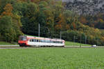 Verein Depot und Schienenfahrzeuge Koblenz (DSF).
Oensingen Balsthal Bahn (OeBB).
Am 17. Oktober 2020 wurde mit der DSF Re 4/4 II 11173, ehemals SBB, der DSF RBDe 566-Pendel, ehemals SOB, von Koblenz nach Oensingen überführt wo er bei der OeBB als eiserne Reserve zum Einsatz gelangt.
Nach der Ankunft konnte der neue OeBB Ersatz-Pendel erstmals in seiner neuen Heimat erlebt werden.
Foto: Walter Ruetsch