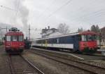 OeBB  - Bahnhofsareal von Balsthal mit dem RBe 4/4 206  und der Dampflok E 3/3  4  SCHWYZ  sowie dem Pendelzug mit dem Steuerwagen BDt  905 und dem Personenewagen AB 505 und nicht sichtbar der