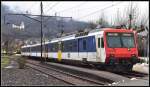 RBDe 207 der Oensingen Balsthal Bahn (OeBB) in Oensingen. Im Hintergrund die Neu Bechburg. (18.12.2012)