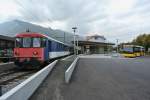 Der frisch Renovierte Bahnhof Balsthal mit dem neu gestalteten Postautoplatz: links erreicht der Regio aus Oensingen mit dem BDt 905 Balsthal, rechts steht schon das erste Anschluss Postauto bereit,