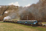 OeBB:  Der längste Nostalgiezug aller Zeiten und zugleich mein erstes Bild der OeBB, entstanden  im März 1979, mit einer Kamera der Marke „KNIPS“.  Die acht  Wagen gelangten mit der  E 3/3 Nummer 2 nur  dank der Unterstützung einer nicht erkennbaren  Ce 2/2 rechtzeitig  von Oensingen nach Balsthal. Die drei blauen Bi vom Typ Seetal wurden damals noch im Personenverkehr eingesetzt.
Foto: Walter Ruetsch