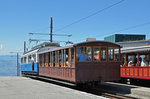 Historische Zugkomposition, mit dem Motorwagen Nr. 6 und dem Anhänger mit der Nr. 33 verlassen die Bergstation auf der Rigi. Die Aufnahme stammt vom 19.07.2016.