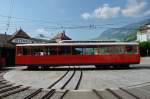 Bahnhof Vitznau - Der Stromabnehmer vom Triebwagen Bhe 2/4 Nr.2 wird gerade herunter geklappt, bevor der Wagen gedreht werden kann.