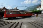 Bahnhof Vitznau - Nun ist der Strombgel ganz unten und der Triebwagen kann gedreht werden. Zwei Angestellte drehen sich mit ihrem Wgelchen mit und sparen so ein paar beschwerliche Meter ber mehrere Schienen. 1.5.2007