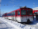 Wagen 32 der Vitznau-Rigi-Bahn hat es nach fast 7 km Strecke auf die Spitze des Rigi Kulm geschafft, 15.12.2017.