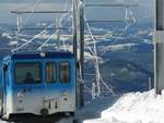 Wagen 22 der Vitznau-Rigi-Bahn hat die 1752 Höhenmeter überwunden und fährt in den Bahnhof Rigi Kulm ein, 15.12.2017.