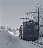 Die RB He 2/2 18 von 1938 hat eine zu jener Zeit gängige Form, wie sie bei vielen anderen Bergbahnen angewandt wurde, doch so in Normalspurausführug mit nur einem Spitzenlicht und ohne