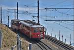 Bhe 2/4 2 und Vorstellwagen verlassen Rigi Kulm Richtung Vitznau.