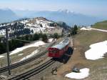 Zwischen Rigi Staffel und Rigi Kulm ist auf 1.435mm Normalspur dieser Zug der VRB zum Gipfel unterwegs.