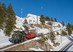 VRB H 2/3 16 mit B 5 und Kk 22 am 16. Februar 2019 auf Bergfahrt zwischen Rigi Staffel und Rigi Kulm. Der Zug war für einen internen Anlass der Rigi Bahnen unterwegs und fuhr bis zu der rechts zu sehenden Hütte hoch.