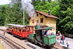 Die Rigi Bahn Dampflok 7 beim Zwischenhalt im Fruttli zum Wasserfassen und Vorbeilassen eines elektrischen Zuges. Die Lok stösst die beiden Wagen VRB (Vitznau Rigi Bahn) Nr. 5 und ARB (Arth Rigi Bahn) Nr. 11. Da der Wagen VRB 5 wesentlich breiter ist als die Lok konnten vom Zug aus von der fahrenden Lok keine Bilder gemacht werden. 24.Juli 2021 