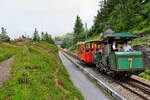 Am Ende des Tages nach der Bergfahrt von Arth Goldau her rollt Rigi Bahn Lok 7 mit dem Vitznau Rigi Bahn Wagen 5 nach Vitznau zurück. Der Arth Rigi Bahn Wagen 11 wurde von einem elektrischen Regelzug nach Arth Goldau zurückgeführt. 24.Juli 2021  