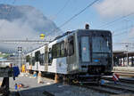 RIGI BAHNEN.
Das prächtige Herbstwetter mit dem blauen und wolkenlosen Himmel mit Top-Sicht auf die Rigi brachte am 13. September 2021 dem neuen Bhe 4/6 41 der Rigibahnen kein Glück. (Ziffer 13 = Unglückszahl !!!!).
Bei der Bereitstellung für die Einweihung vom 17. September krachte der neuste Zug auf den Schotter anstatt auf die Schienen. Dabei ist er in eine schiefere Lage geraten als der schiefe Turm von Pisa.
Am Freitag soll er dennoch der Öffentlichkeit präsentiert werden.
Foto: Walter Ruetsch