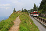 Rigi Bahn Vitznau, Pendelzug mit Triebwagen 22 von 1986. Wer nicht schwindelfrei ist, soll hier lieber nicht  über Bord  schauen. 24.Juli 2021 