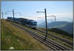 Rckfahrt nach Arth-Goldau, kurz nach Verlassen der Station Rigi Kulm. Interessant: Der Stromabnehmer ist unten! (20.07.2007)