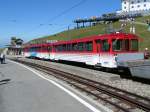 Triebzug aus Vitznau kurz nach der Ankunft in Rigi Kulm.